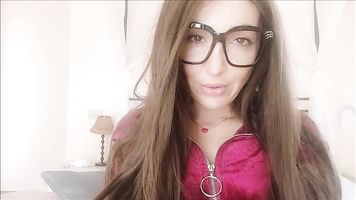 mamá lo sabe: no fuiste a la escuela a masturbarte todo el día. Ahora ella te castigará.