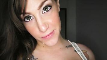 Estudiante de cine de ojos verdes utiliza sus habilidades para hacer una cinta de sexo en casa