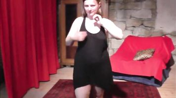 Chica gorda haciendo su primer lapdance nunca