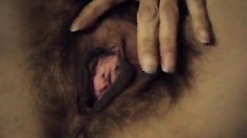Peludo MILF esposa dedos y acaricia su coño