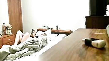 Oculto cam atrapado mi mamá en la cama masturbándose