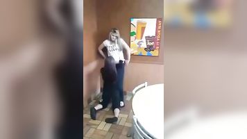 Chica come coño de amigo en bk
