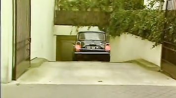 La mujer fue emboscada en el estacionamiento y por tres tipos.