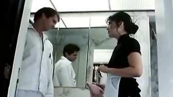 Mai Lin, Eric Edwards en estrella del porno vintage Mai Lin juega sirvienta obediente