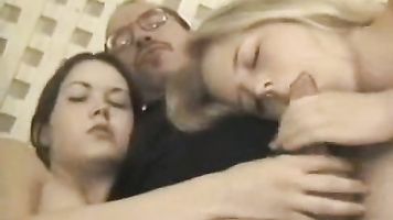 Chico viejo y chica rubia sexo.