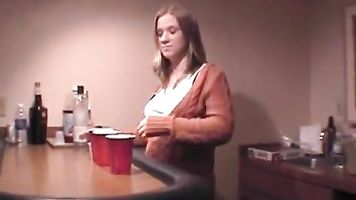 Chica Embarazada Desnuda en Habitación de Hotel