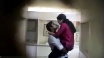 Cachonda mallu amantes atrapados teniendo diversión en oficina