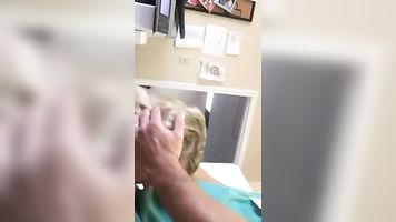 Caliente rubia enfermera toma cuidado de gran polla