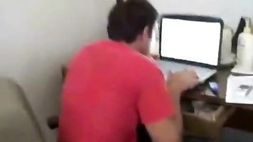 Ella Le Hace Dejar De Trabajar