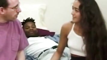 Vintage babe pussylicked en trío interracial