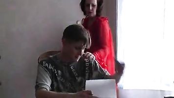 Mujer madura con chico joven
