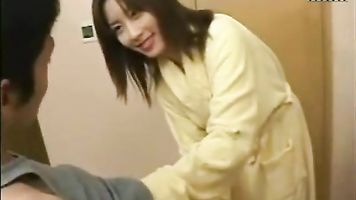 Japonés Esposa Handjobs y Chupa Caliente Marido www.japaneseporncams247.com