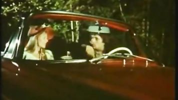 Rubia Anna Magle consigue follada doggystyle en un coche en la vendimia de la película porno