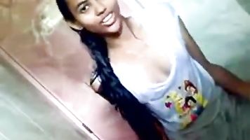 Desi adolescente follando en la ducha