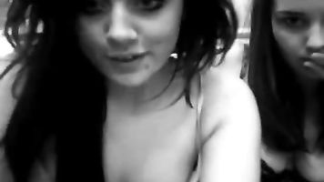 Dos caliente escena adolescentes flash y dedo en webcam