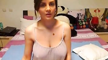 Cutie con hermosas tetas grandes naturales se masturba en la leva