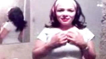Hermosa chica mexicana bailando streptease