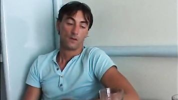 No hacer un alboroto y chupar mi polla puta!
