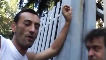 Es una trampa! ¡Mujer brutalizada por dos tipos malos!