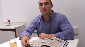 v. marido brutaliza a su bella esposa en la cocina!