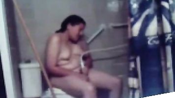 Cachonda hermana se masturba en el inodoro. Cámara oculta