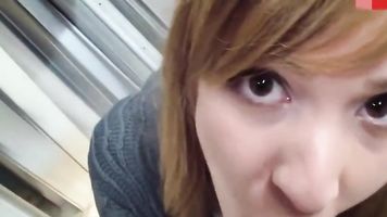 Amateur alemana tomando una gran carga en su cara en una ferretería