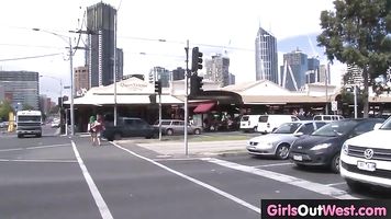 Chicas lesbianas peludas y afeitadas se portan mal en público