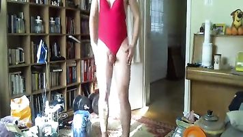 chico en traje de baño caliente de una pieza
