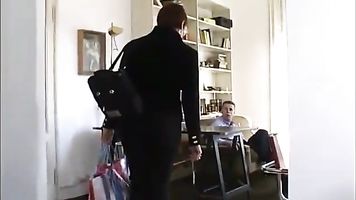 Madura limpieza señora cuidar de un joven polla