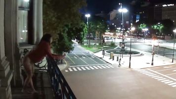 Público al aire libre meando desde un balcón en América