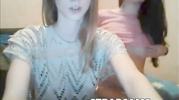 Sexy Adolescentes Desvistiéndose y Besando En la Webcam