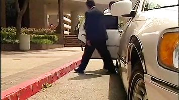 Colegiala recogida por hombre rico en limusina y follada en un trío caliente con su secretaria