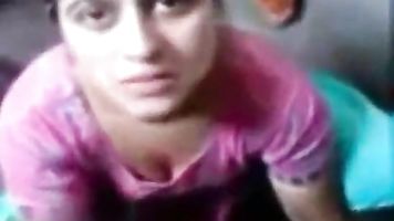 India desi bhabhi chupando la polla de su novio en el baño