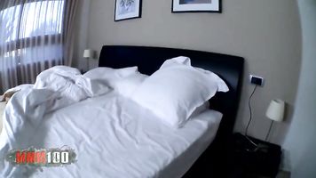 Follando con la joven mucama del hotel por dinero