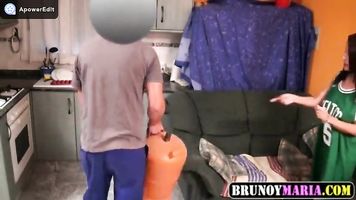 Real video spy cam mujer caliente y fontanero en casa