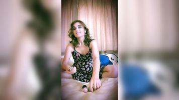 Pequeña madura amateur tiene un coño entrenamiento insertando yoni-huevos