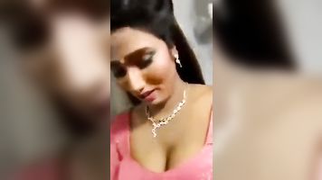 desi randi chucchio ko dikhatay huay