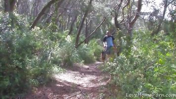 Petite Babe Gets Saltó En El Bosque