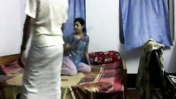 Joven desi sirvienta duro follada
