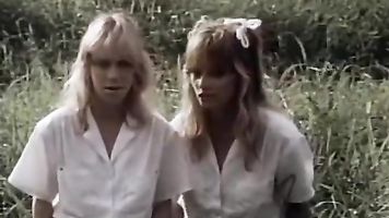 Clásico porno en el bosque con dos damas