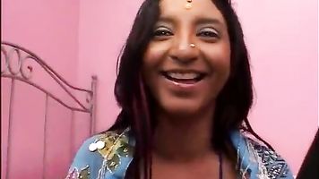 Chico acaricia grandes tetas bronceadas y luego consigue su polla chupada por puta india