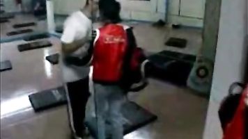 atrevido hombre tiene sexo con entrenador en el gimnasio /100dates