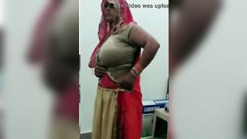enorme tite punjabi tía