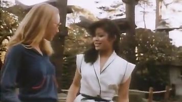 Chinees chica y sexy blondie en clásico porno película