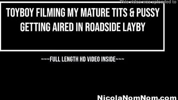 Toyboy Filmando Mis Tetas Maduras Y Coño Se Airea En La Carretera Layby