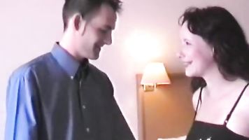 Joven pareja hacer anal en la cámara