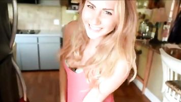 Teen babe con buenas tetas naturales