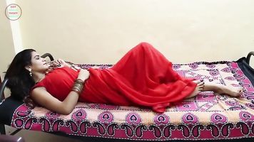 Sexy indio babe en escena romántica tiene sus tetas apretadas