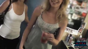 Dormitorio fiesta con adolescentes universitarios se convierte rápidamente en sexo