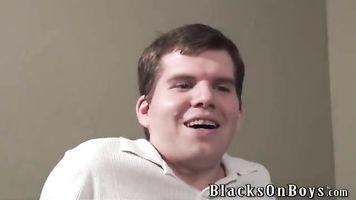 Blanco chico grita como él es conseguir su primer negro polla